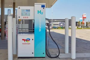 TotalEnergies, Air Liquide Create New JV to Launch a Hydrogen Station Network for Heavy Duty Trucks